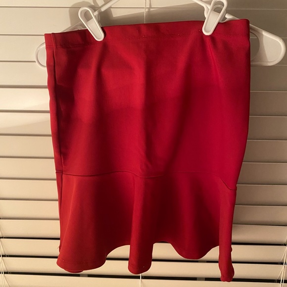 Cute body on red/wine skirt - Picture 2 of 3